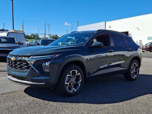 New 2026 Chevrolet Trax LT w/ Driver Confidence Package FWD image 2