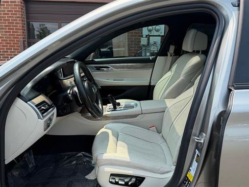 Used 2020 BMW 750i xDrive w/ Executive Package AWD/4WD image 30