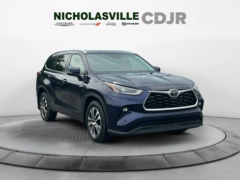 Used 2021 Toyota Highlander XLE AWD/4WD image 7