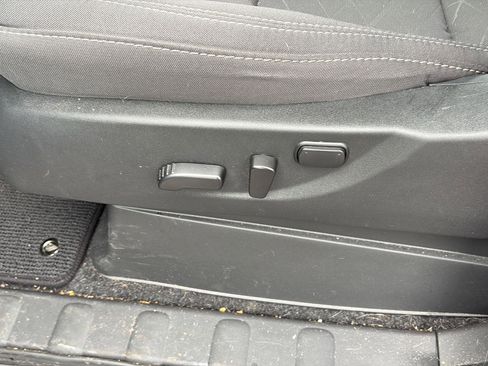 Used 2025 Nissan Frontier SV image 11