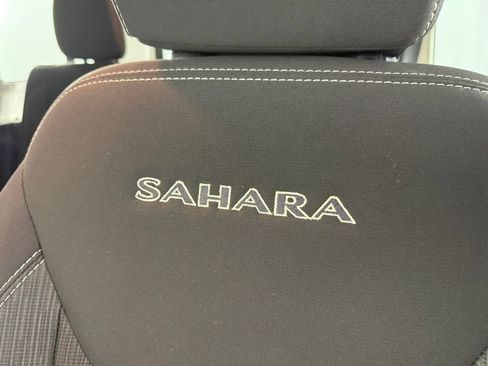 Used 2017 Jeep Wrangler Unlimited Sahara w/ Connectivity Group AWD/4WD image 15