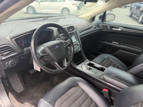 Used 2018 Ford Fusion SE w/ Equipment Group 201A FWD image 9