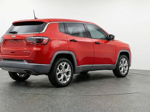 Used 2025 Jeep Compass Latitude image 9