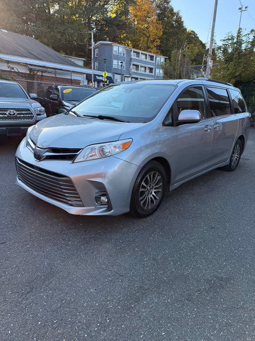 Used 2019 Toyota Sienna XLE FWD image 3