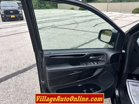 Used 2016 Dodge Grand Caravan SE FWD image 9