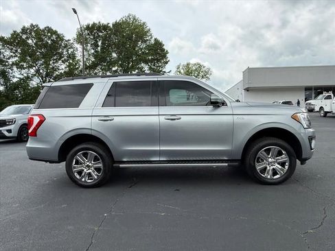 Used 2020 Ford Expedition XLT w/ Equipment Group 202A AWD/4WD image 3