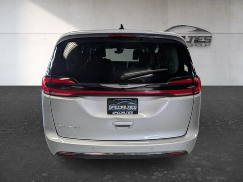 Used 2024 Chrysler Pacifica Touring-L FWD image 9