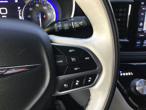 Used 2020 Chrysler Pacifica Limited w/ Advanced Safetytec Group image 16