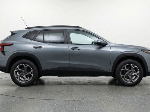 Used 2025 Chevrolet Trax LT FWD image 11