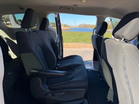 Used 2018 Chrysler Pacifica L image 14