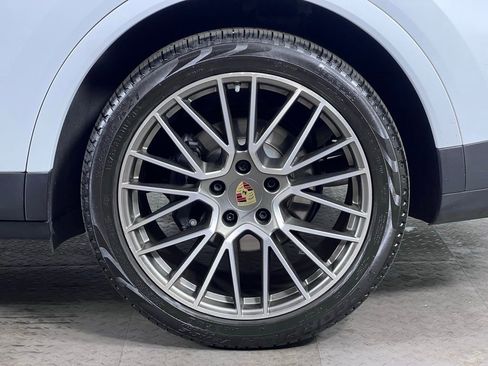 Certified 2023 Porsche Cayenne Platinum Edition AWD/4WD image 12
