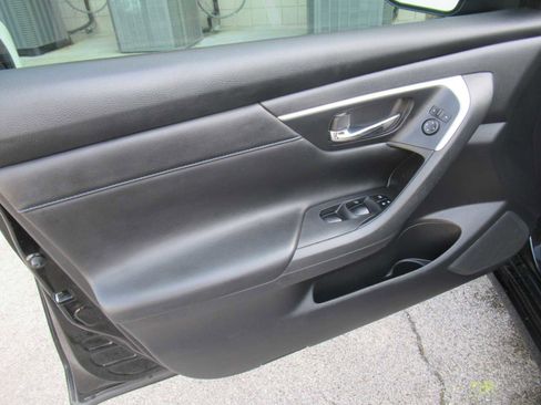 Used 2017 Nissan Altima 2.5 SR w/ Midnight Edition Package image 16