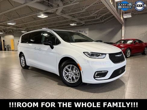 Used 2024 Chrysler Pacifica Touring-L image 2