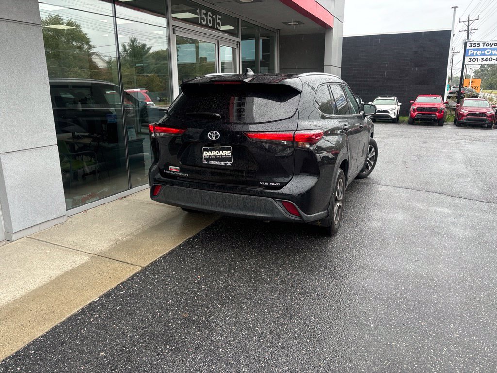Used 2021 Toyota Highlander XLE AWD/4WD image 4