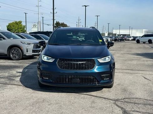 Used 2025 Chrysler Pacifica Limited FWD image 2