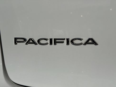 Used 2024 Chrysler Pacifica Touring-L image 11