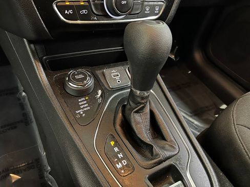 Used 2020 Jeep Cherokee Latitude w/ Cold Weather Group image 17