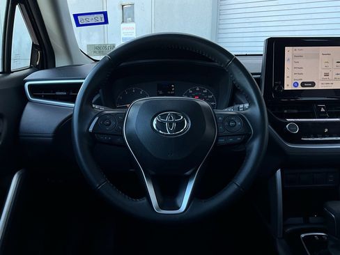 Used 2025 Toyota Corolla Cross LE image 31