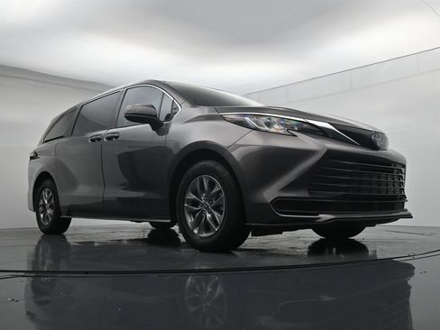 Used 2022 Toyota Sienna LE w/ LE Plus Package FWD image 34