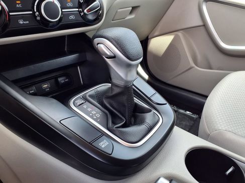 Certified 2025 Kia Soul LX w/ LX Technology Package FWD image 18