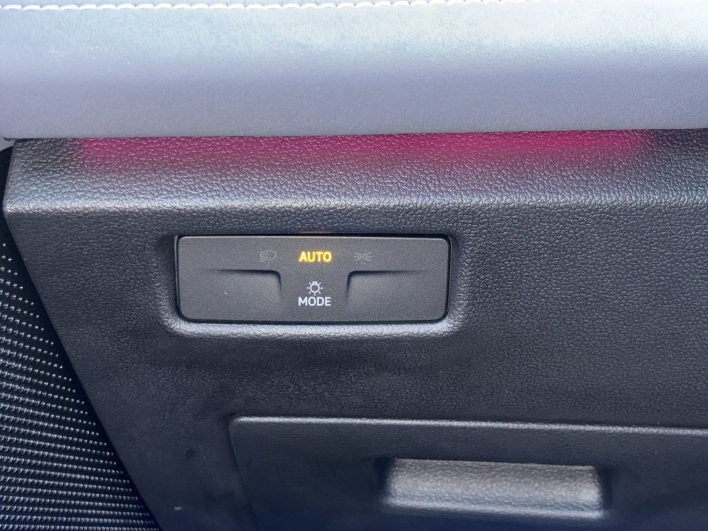 Certified 2025 Volkswagen Tiguan SE FWD image 13