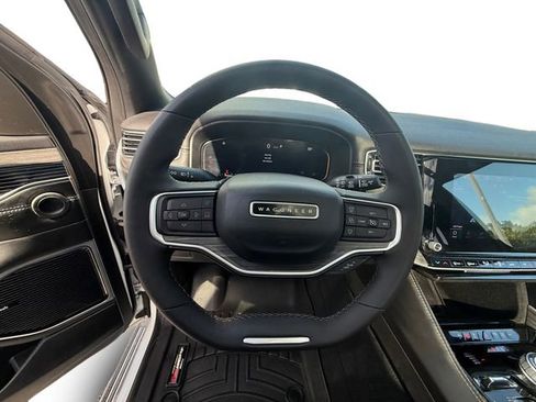 Used 2023 Jeep Wagoneer Series III w/ Premium Group I AWD/4WD image 18