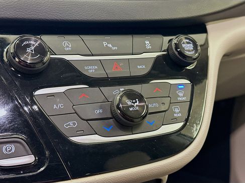 Used 2017 Chrysler Pacifica Touring-L image 24