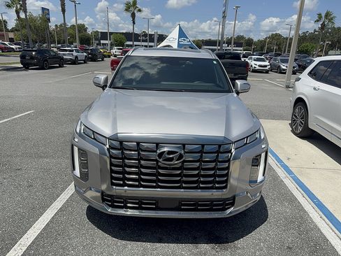 Used 2025 Hyundai Palisade Calligraphy FWD image 2