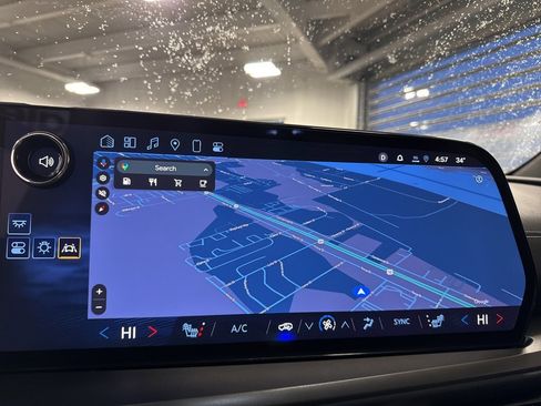 Used 2025 Chevrolet Traverse LT image 14