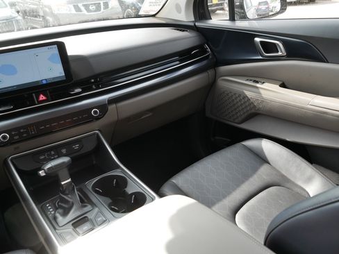 Used 2025 Kia Carnival FWD image 11