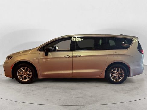 Used 2024 Chrysler Pacifica Touring-L FWD image 6