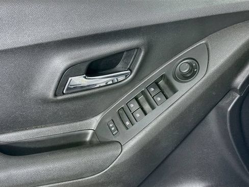 Used 2020 Chevrolet Trax LT w/ Sun & Sound Package FWD image 21