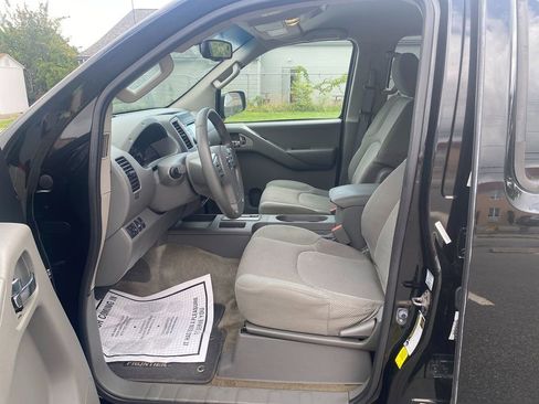 Used 2014 Nissan Frontier SV w/ SV Value Truck Package image 12