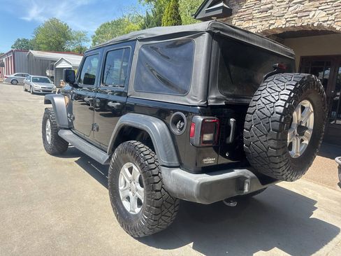 Used 2018 Jeep Wrangler Unlimited Sport S AWD/4WD image 3
