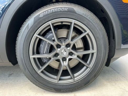 Used 2025 Porsche Cayenne image 39