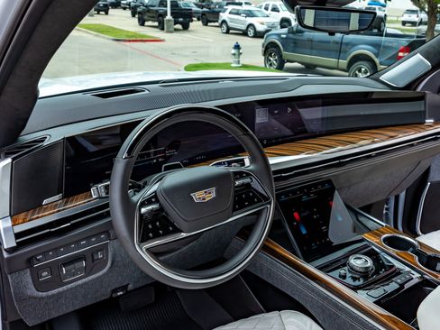 Used 2026 Cadillac Escalade Platinum Sport w/ LPO, Floor Liner Package AWD/4WD image 17