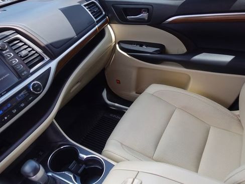 Certified 2019 Toyota Highlander Limited Platinum AWD/4WD image 24