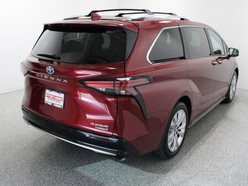 Used 2024 Toyota Sienna Platinum FWD image 7