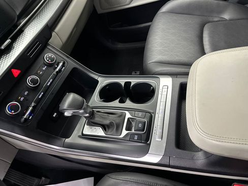 Used 2024 Kia Carnival LX FWD image 31
