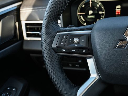 New 2025 Mitsubishi Outlander SE image 21