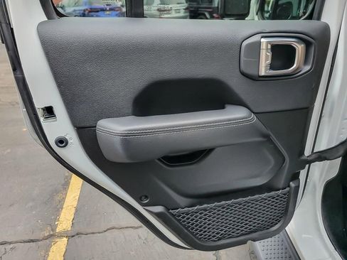 Used 2022 Jeep Wrangler Unlimited Sahara w/ Cold Weather Group image 18