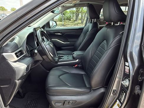 Used 2023 Toyota Highlander XLE FWD image 9