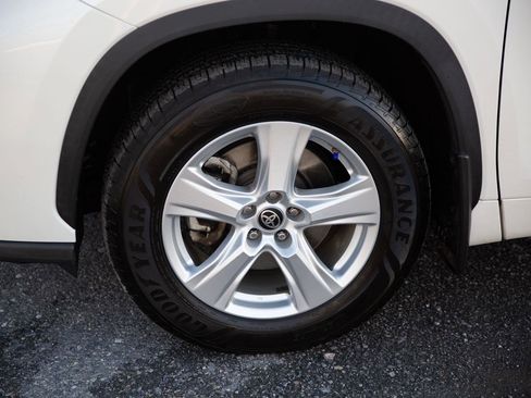 Used 2020 Toyota Highlander LE image 9