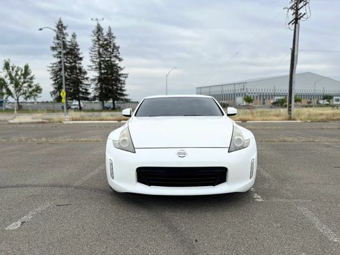 Used 2016 Nissan 370Z Coupe RWD image 2