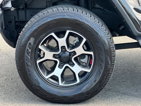 Used 2018 Jeep Wrangler Unlimited Sahara w/ Uconnect 4C Nav & Sound Group AWD/4WD image 32