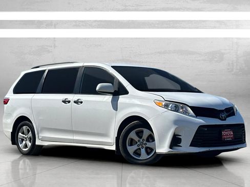 Used 2019 Toyota Sienna L FWD image 2