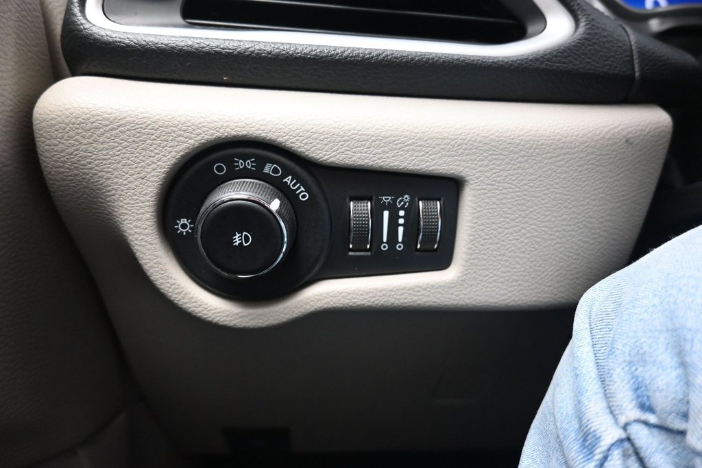 Used 2023 Chrysler Pacifica Touring-L FWD image 15
