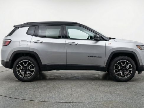 Used 2025 Jeep Compass Trailhawk AWD/4WD image 11