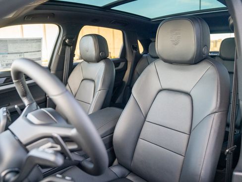 Certified 2026 Porsche Cayenne AWD/4WD image 5