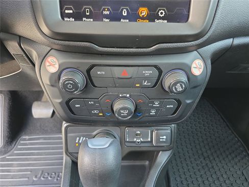 Used 2023 Jeep Renegade Latitude AWD/4WD image 28